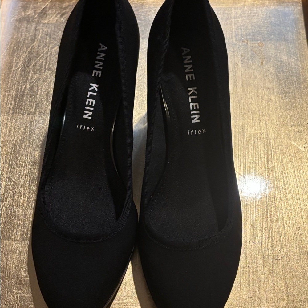 Black Ann Klein Flex stacked heels with round toe, size 9